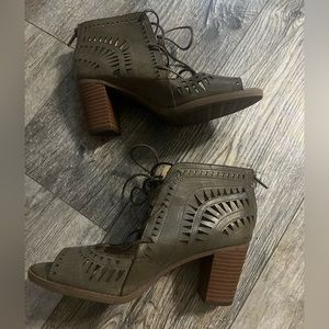 MAURICES Carmen Stone Green Lace Up Open Toe Heels Ankle Booties Size 8